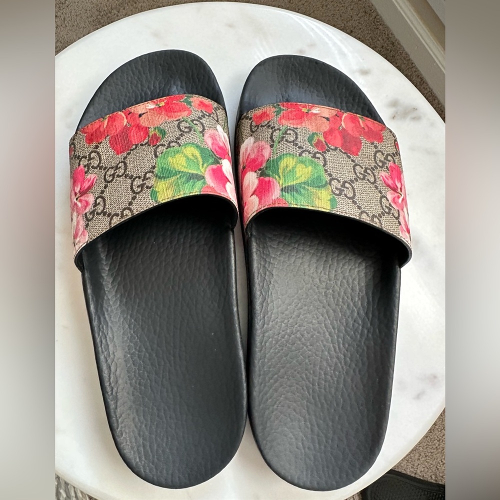 Gucci GG Supreme Monogram Blooms Slides